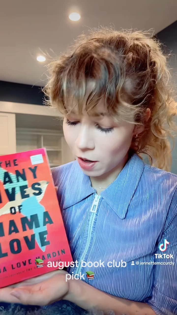 ジェネット・マッカーディのインスタグラム：「august book club pick is the many lives of mama love !!」