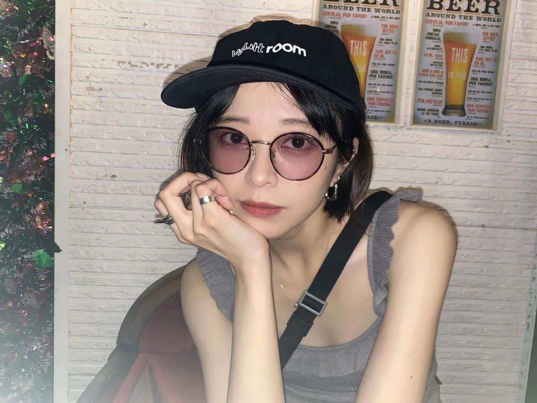 永井亜子のインスタグラム：「日々湿度やばくて癖毛と戦ってる  来月オフイベあるよ！🍾」