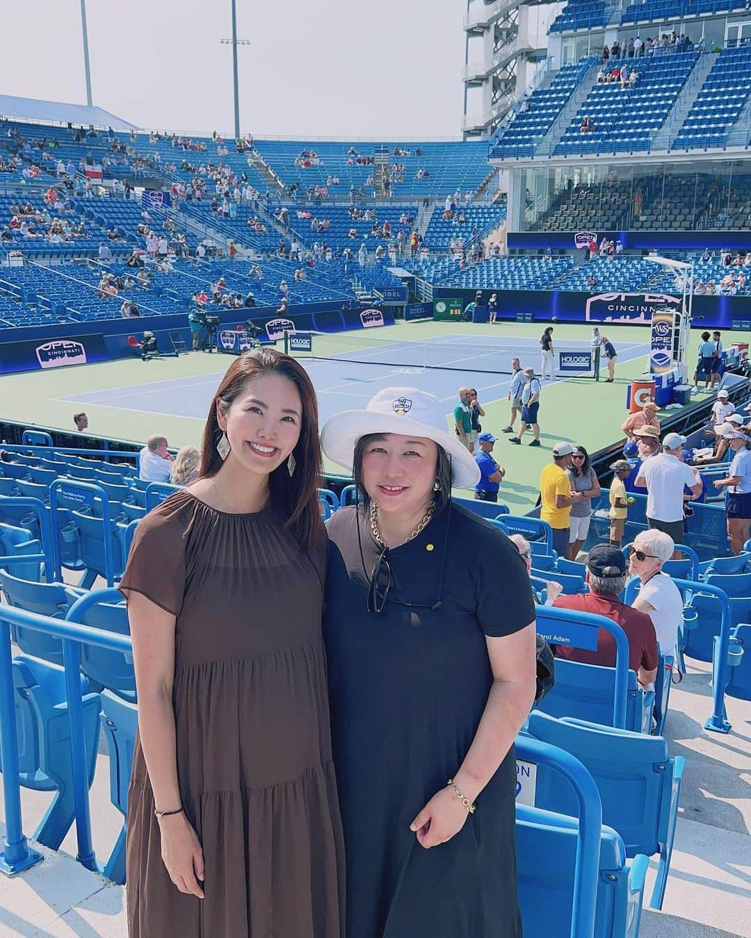 渋佐和佳奈のインスタグラム：「【#テニス #westernandsouthernopen 観戦in Cincinnati🎾②】  男女とも世界トッププレイヤーが集まる#westernandsouthernopen 🎾！  2日間にわたり、 男女準々決勝と準決勝を観に行ってきました！  試合を観られた選手は、 アルカラス にジョコビッチ、フルカチュ、フリッツ、シフィオンテク にガウフ、ジャバーやサバレンカ、ムチョバなど…豪華な顔ぶれ！！ 練習コートではデミノー の姿も見られました！ 大充実の初シンシナティでした🎾💛 (太陽いっぱい浴びて、日焼けもしっかり🌞笑)  決勝はスケジュールの都合で現地では観られませんでしたが、 女子は地元・アメリカのガウフが優勝🏆 男子はジョコビッチが3時間49分の死闘の末、アルカラスに勝利！凄まじい試合でしたね…！！！  来週から始まる全米オープンが更に楽しみになりました🥰 現地に行かれる方いらっしゃいますか？🗽  #tennis #cincytennis #cincytennis2023 #masters1000 #スポーツ観戦 #スポーツ好きな人と繋がりたい  #アメリカ #アメリカ在住 #アメリカ暮らし #シカゴ在住  #tennis #sports #スポーツ　#atp #grandslam  #usa🇺🇸 #Chicago #chicagogram  #アナウンサー  #リポーター #シカゴ在住アナウンサー #announcer #reporter #wakanashibusa」