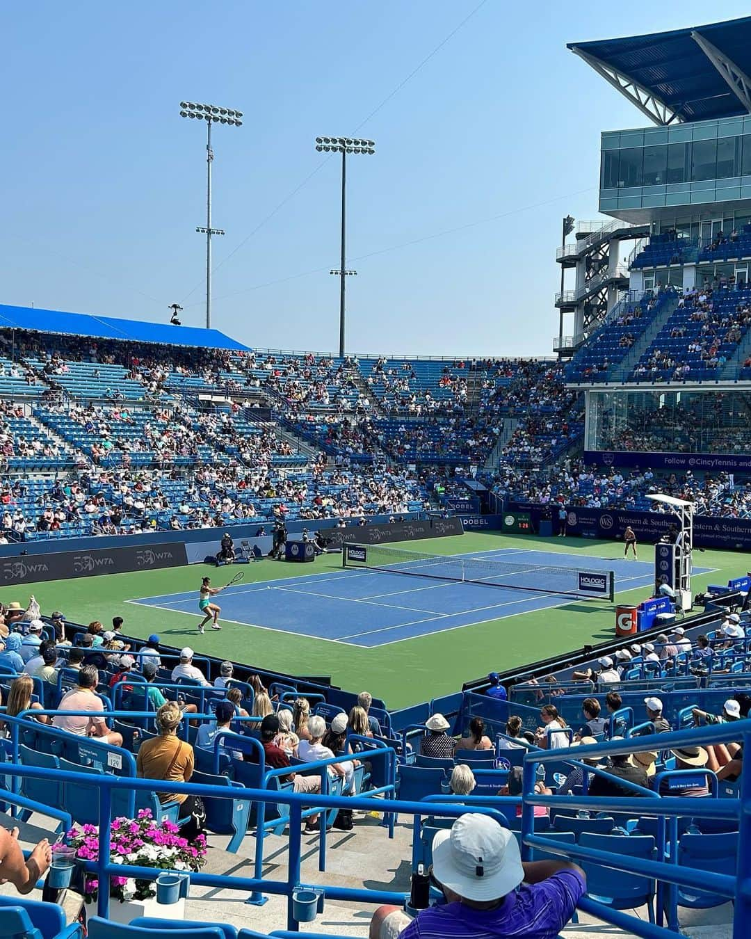 渋佐和佳奈さんのインスタグラム写真 - (渋佐和佳奈Instagram)「【#テニス #westernandsouthernopen 観戦in Cincinnati🎾②】  男女とも世界トッププレイヤーが集まる#westernandsouthernopen 🎾！  2日間にわたり、 男女準々決勝と準決勝を観に行ってきました！  試合を観られた選手は、 アルカラス にジョコビッチ、フルカチュ、フリッツ、シフィオンテク にガウフ、ジャバーやサバレンカ、ムチョバなど…豪華な顔ぶれ！！ 練習コートではデミノー の姿も見られました！ 大充実の初シンシナティでした🎾💛 (太陽いっぱい浴びて、日焼けもしっかり🌞笑)  決勝はスケジュールの都合で現地では観られませんでしたが、 女子は地元・アメリカのガウフが優勝🏆 男子はジョコビッチが3時間49分の死闘の末、アルカラスに勝利！凄まじい試合でしたね…！！！  来週から始まる全米オープンが更に楽しみになりました🥰 現地に行かれる方いらっしゃいますか？🗽  #tennis #cincytennis #cincytennis2023 #masters1000 #スポーツ観戦 #スポーツ好きな人と繋がりたい  #アメリカ #アメリカ在住 #アメリカ暮らし #シカゴ在住  #tennis #sports #スポーツ　#atp #grandslam  #usa🇺🇸 #Chicago #chicagogram  #アナウンサー  #リポーター #シカゴ在住アナウンサー #announcer #reporter #wakanashibusa」8月22日 1時32分 - shibusa_wakana