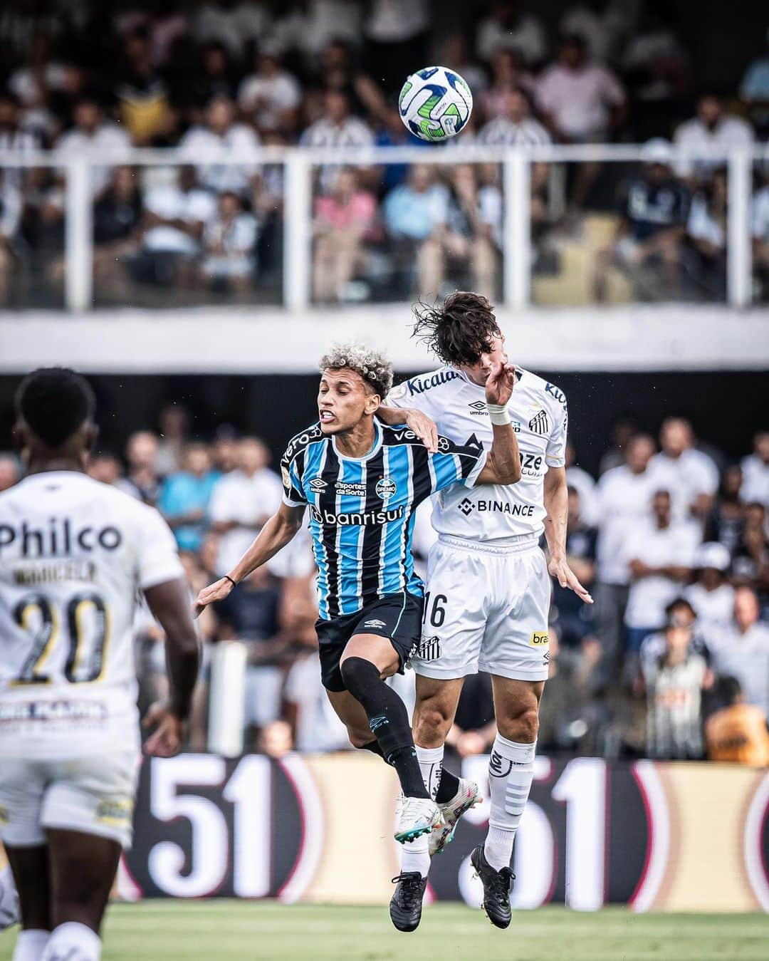 ドドさんのインスタグラム写真 - (ドドInstagram)「Com o SANTOS onde e como ELE estiver 🐳🤍🖤 #SANxGRE #Brasileirão2023 #Santos」8月22日 1時34分 - dodopires