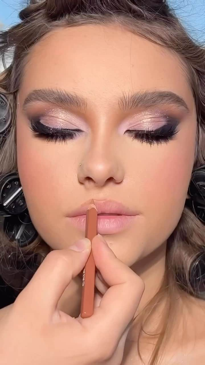 Makegirlzのインスタグラム：「مكياج ساحر لكل المناسبات ❤️‍🔥  The perfect makeup look for all your occasions ❤️‍🔥  Credits @dafinenezirishala 😍  بوتيكات #Boutiqaat #الكويت #السعودية #الامارات #عمان #البحرين #قطر #العراق#hack #makeuphack #makeup #contour #blusher  ‏‎‏#makeupforever #maccosmetics  #mac #benefit  #benefitcosmetics」