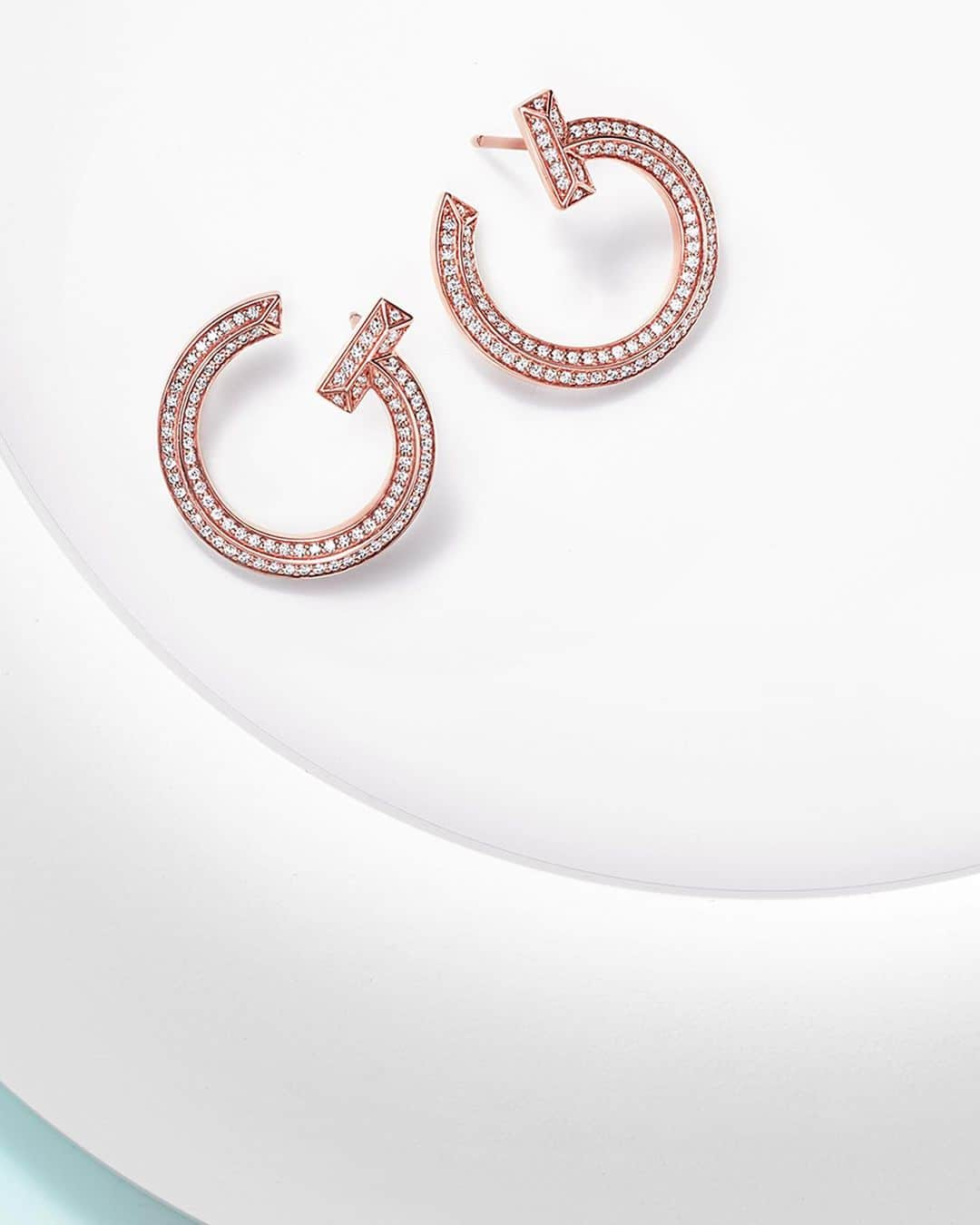 ティファニーさんのインスタグラム写真 - (ティファニーInstagram)「Turn heads this Chinese Valentine’s Day with Tiffany T1 earrings in 18k rose gold with scintillating round brilliant diamonds. Link in bio. #ChineseValentinesDay #TiffanyT #TiffanyAndCo」8月22日 2時03分 - tiffanyandco