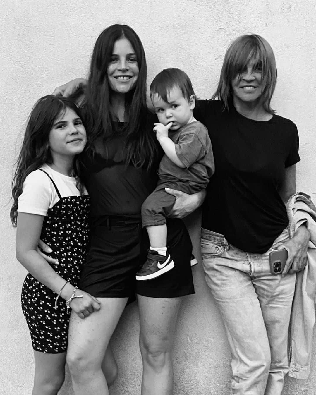 カリーヌ・ロワトフェルドのインスタグラム：「3 girls & 1 boy 🖤」