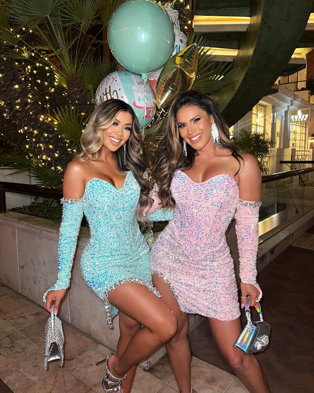 リアン Vのインスタグラム：「Celebrating my birthday with my Leo sister! 🎂💕💙 Swipe to the last frame to see our supportive husbands 😂  Dress: @jessicaangelcollection  Cake: @karinascakehouse」