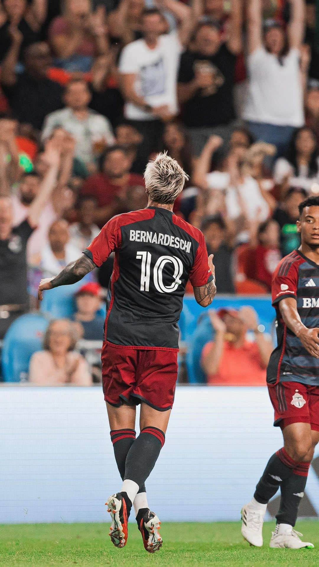 フェデリコ・ベルナルデスキのインスタグラム：「Up and running for the next match.  Thanks for your support.  C’mon TFC 🔴💪🏻  #tfc #toronto #mls」