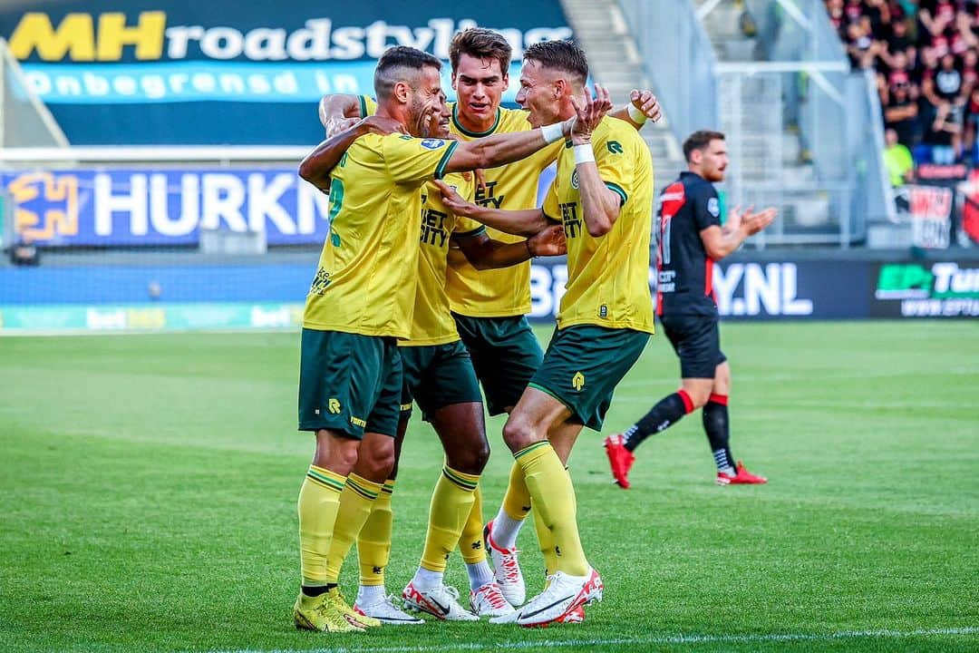 イヴォ・ピントのインスタグラム：「Team 💚💛」