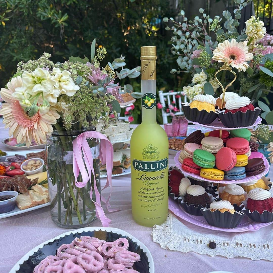 Halseyさんのインスタグラム写真 - (HalseyInstagram)「month late posting this thir-tea first birthday soirée for @mariaamargarita and @___sadgrl 🎀 cute !!!!!」8月22日 2時17分 - iamhalsey