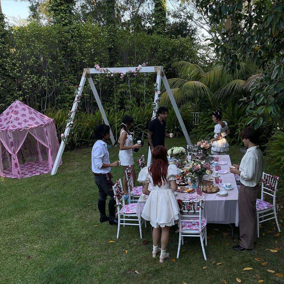 Halseyさんのインスタグラム写真 - (HalseyInstagram)「month late posting this thir-tea first birthday soirée for @mariaamargarita and @___sadgrl 🎀 cute !!!!!」8月22日 2時17分 - iamhalsey