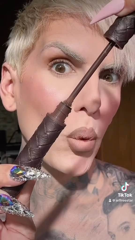のインスタグラム：「Have you ever tried brown #mascara yet? 😏🤎 Our iconic F**K PROOF mascara now comes in shade ‘Chocolate Fondue’ 🍫 #jeffreestarcosmetics #makeup」