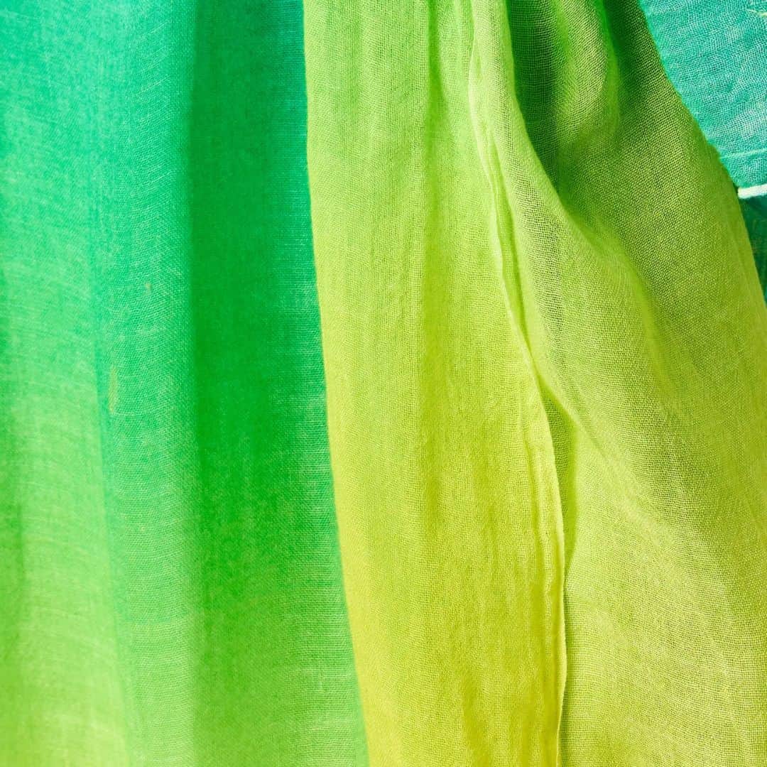 さんのインスタグラム写真 - (Instagram)「Seventies colors! Super-light cashmere scarf, shaded with our two brand new colors: CURACAO and CITRONELLA.  #AvantToiSS23   #AvantToi #AvantToiColors #AvantToiWorld #SeventiesAttitude #SS23 #summer #madeinitaly #cashmere #silk #scarf #handcrafted #handpainted」8月22日 2時19分 - avant_toi.it