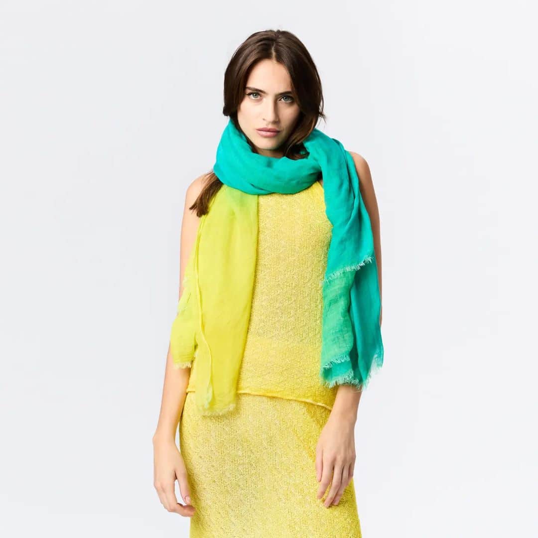 さんのインスタグラム写真 - (Instagram)「Seventies colors! Super-light cashmere scarf, shaded with our two brand new colors: CURACAO and CITRONELLA.  #AvantToiSS23   #AvantToi #AvantToiColors #AvantToiWorld #SeventiesAttitude #SS23 #summer #madeinitaly #cashmere #silk #scarf #handcrafted #handpainted」8月22日 2時19分 - avant_toi.it