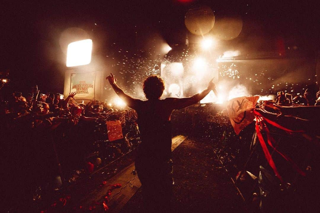 ルイ・トムリンソンのインスタグラム：「Away From Home, what an incredible night and another amazing year for the festival! Thank you to all the incredible artists that played this year and of course to you lot for making it all possible!   Until next year. Maybe it’s time to try it outside of Europe」