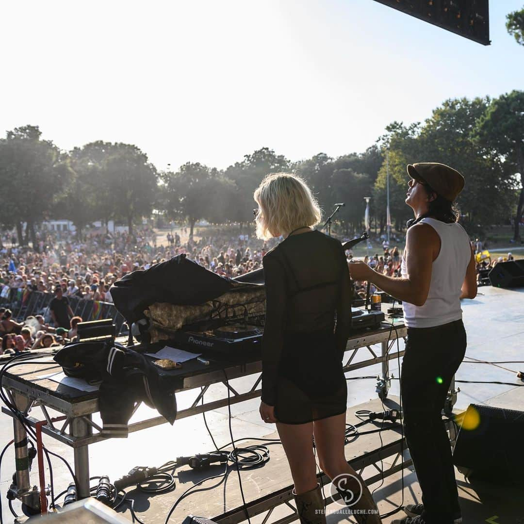 カール・バラーさんのインスタグラム写真 - (カール・バラーInstagram)「Thank you so much for having us @awayfromhomefestival @louist91 xx 🎧  📸 @stefanodalleluche」8月22日 2時32分 - carlbarat78