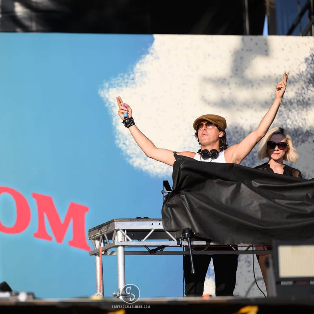 カール・バラーさんのインスタグラム写真 - (カール・バラーInstagram)「Thank you so much for having us @awayfromhomefestival @louist91 xx 🎧  📸 @stefanodalleluche」8月22日 2時32分 - carlbarat78