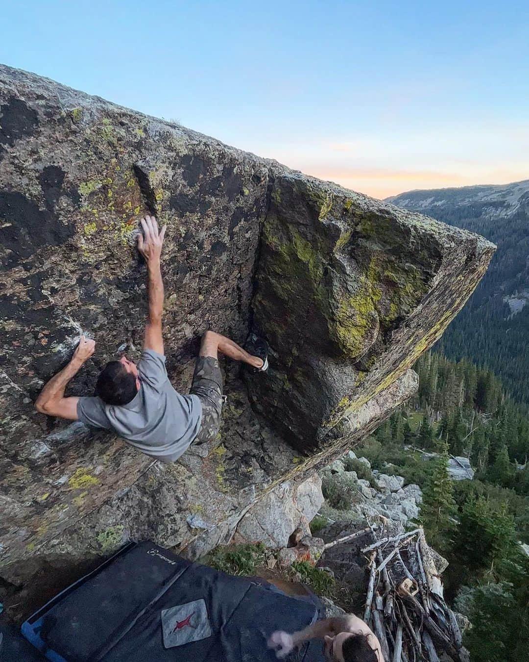 ポール・ロビンソンのインスタグラム：「Super fun hanging with @doseboy_productions last night! I got to check out this new boulder he’s been developing. It was warm but still a fun evening and I got to make a quick ascent of the super rad, “Glocca Morra,” V11/8A. #bouldering」