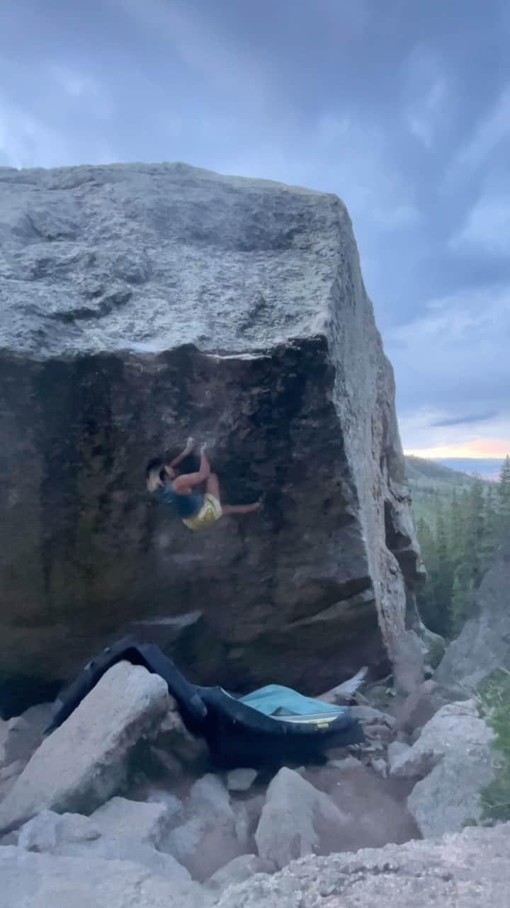 白石阿島のインスタグラム：「A few spine-tingling rocks as of late and many more rock contemplating moments to come.   A fruitful day at the Dali Wall (b2b ascension on No More Greener Grasses v12 & Clear Blue Skies v11). greasy iPhone lens gave off a bierstadt-esque vid w a luminist finish 🌫️🎨   Heart leaps for these humans, rocks, log landings, marmots and lichens 💛  Song: Varroon @kumo99_」