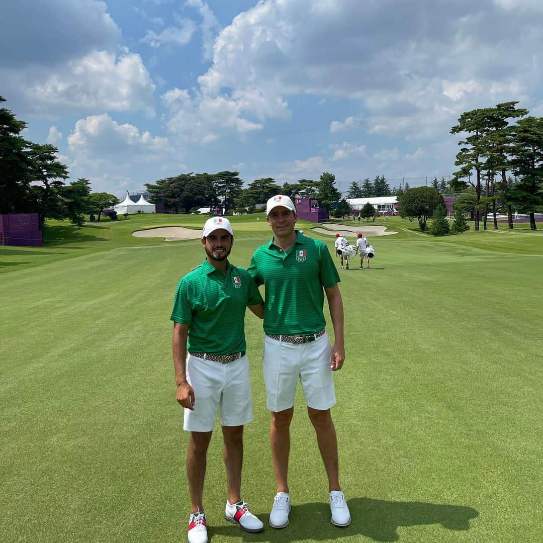 エイブラハム・アンサーのインスタグラム：「Felices de poder representar a México una vez más 💪🏼 Es un honor llevar estos tres colores y poder vivir esta experiencia ⛳️  @santiago2023oficial nos vemos pronto 👀  Vamos, México 🇲🇽 —— Delighted to represent Mexico one more time 💪🏼 It is an honor to wear these three colors and live this experience ⛳️  @santiago2023oficial see you soon 👀  Vamos, México 🇲🇽」