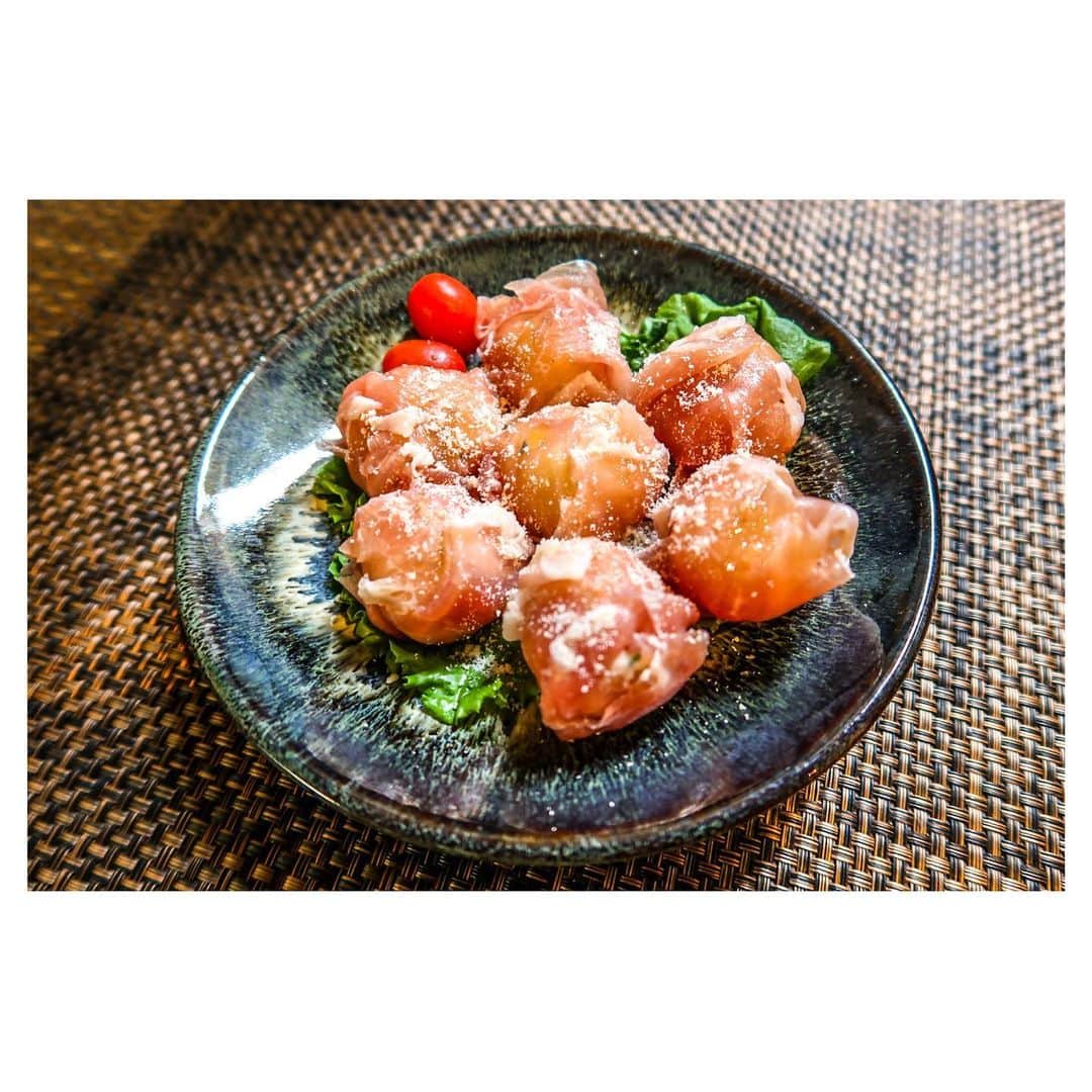 江口雅也のインスタグラム：「本日の1品。  ・ポテサラの生ハム巻き😋  昨日、小石原から器が届きました🙏 1枚1枚丁寧に梱包して頂いていたので、こちらも1枚1枚丁寧に出させて頂きました🙏  @yanase_honkamamoto さん @hayakawa_koishiwara さん 本当に有難う御座います。  1人でも多くの方に小石原焼きの魅力が伝わりますように。  モデル事務所でやるので、躊躇する方もいるかもしれませんが、当日はどなたでもOKなので、気軽に遊びにきてくださいね！  購入される方は、現金のみになりますのでご了承願います🙏  #cooking  #cook #cookingtime  #cookingram  #料理男子 #自炊男子 #モデル飯 #小石原焼き #小石原焼を使おう  #東峰村 #器のある暮らし  #器を楽しむ暮らし  #器好き  #popup」