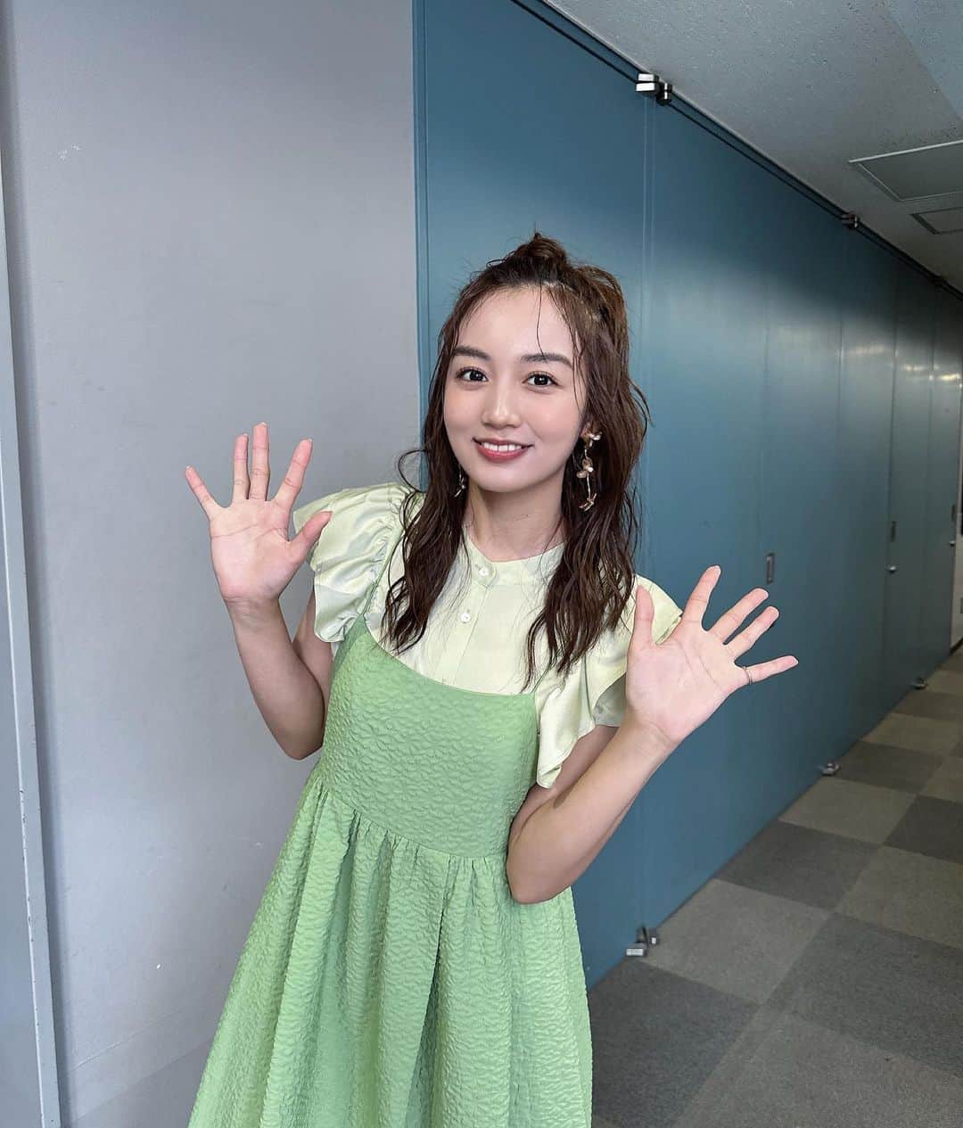 黒木ひかりのインスタグラム：「こんにちはー！ この間の王様のブランチの衣装です！！ 夏らしくてピスタチオカラーが可愛い💚  それにしても今日は曇ってますね〜。 ですが水分補給はしっかり忘れずに！  今日もハッピーな１日にしましょ！！🥰  ブラウス @rosebud_official_  ワンピース @wclosetwearsinc  ピアス・サンダル @randa_pic」