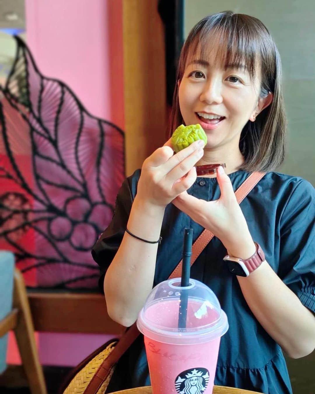 福田萌のインスタグラム：「この季節になるといろんなところで売り出す月餅🥮  中秋節に向けて、お世話になっている人に贈り合う文化があります。  スタバで個包装のモチ入りのが美味しそうだったので買ってみました。  そうそう、いつも驚くこのズッシリ感… 1個を夫と二人でわけてちょうど良い感じ✨  なぜかタダでもらえたブラックピンクコラボのタンブラー🖤🩷」