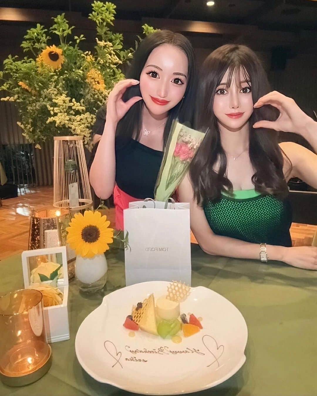白咲えりかのインスタグラム：「📍MIRAIE Dining  すみれにお祝いしてもらった🥂✨ この子の美意識の高さにはいつも尊敬でしかない☺️🍀 もう３年くらい？キャバ嬢の時合わせたら５年くらい？ お祝いし合ってる気がする🩵  これからも宜しくねっ❤️  雰囲気⭕️🩷 なのに寒すぎて2人にして毛布被りながらフレンチ食べててシュールw  #フレンチ #dinner #ディナー #名古屋グルメ  #名古屋 #六本木 #銀座  #東京 #大阪 #福岡 #グラビア #投資女子 #20代投資家と繋がりたい #instagood #マツエク #キラキラ女子 #instadaily #love #happy #miraiedining #ミライエダイニング #女子会ディナー #お誕生日 #birthday #韓国ヘア」