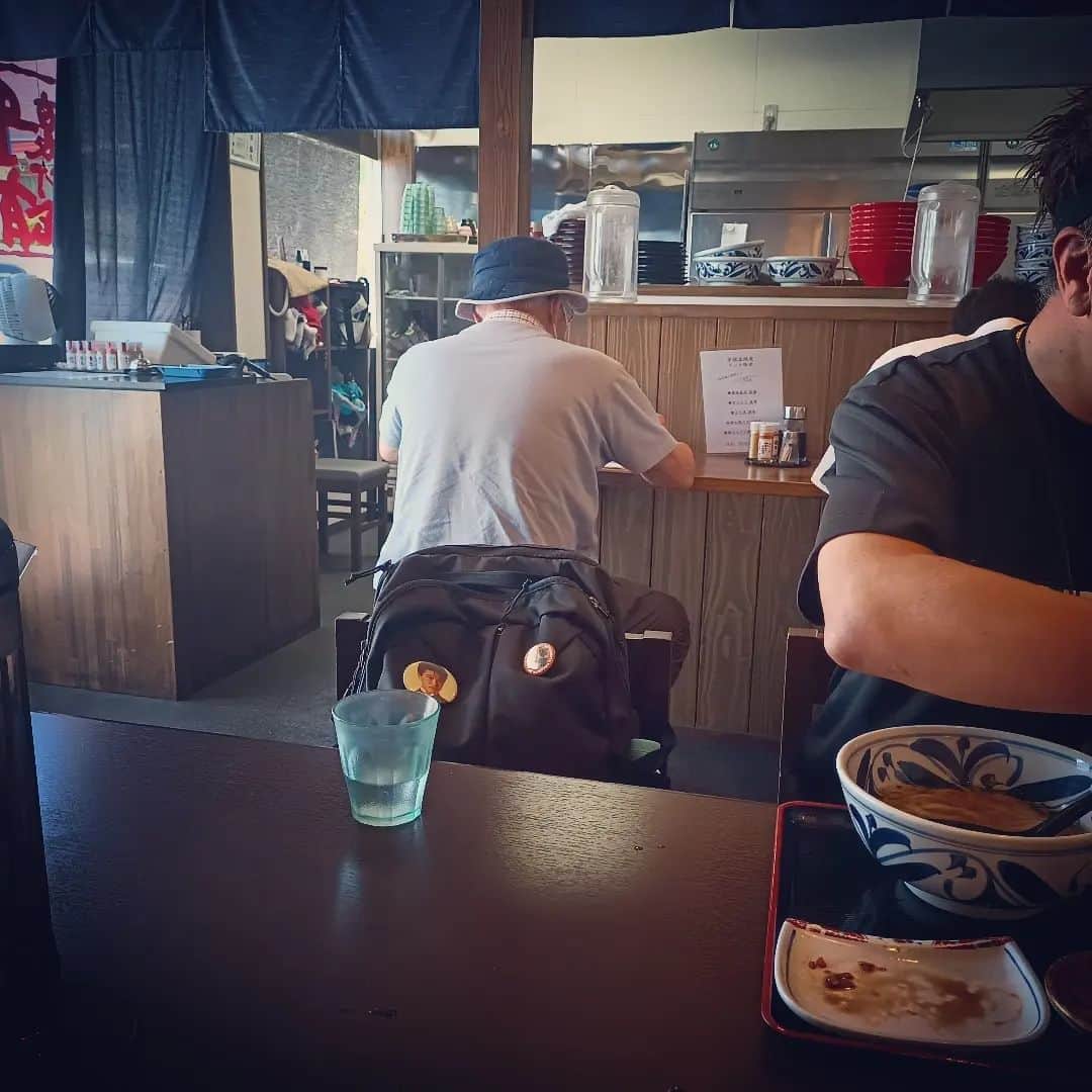松本隆博のインスタグラム：「。⁡ ⁡お墓参り終え、昼ごはん屋さん⁡ ⁡がことごとくお休みで、たまたま⁡ ⁡入ったうどん屋さんで⁡……⁡ ⁡「松本さん！お久しぶりです！⁡ ⁡そうそう、この席でいつも那須君⁡ ⁡がうどん食べてたよ」て。( ᴖ ·̫ ᴖ )⁡ ⁡⁡ ⁡何処までも近くにいる、勝ちゃん⁡ ⁡すごいわ✨👏✨👏✨👏✨👏。⁡ ⁡⁡ ⁡(生前まあ、、ずぅーーーーっと⁡ ⁡一緒にいたもんなぁ、、、⁡ ⁡他人が近寄れない程に(￣▽￣;))⁡ ⁡⁡ ⁡合掌⁡ ⁡還暦少年 松本隆博⁡ ⁡」