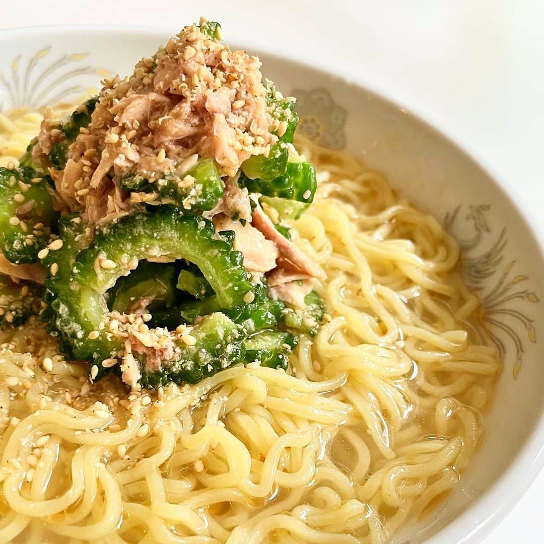 浅田信一のインスタグラム：「ゴーヤとツナの冷やし拉麺（自作）  中華麺‥1玉  スープ ・鶏がらスープ‥5g ・白だし‥大さじ2 ・みりん‥大さじ1 ・ごま油‥少々 ・水‥200cc  トッピング ・ゴーヤ ・ツナ ・ごま油‥少々 ・麺つゆ‥適量 ・すり胡麻‥適量」