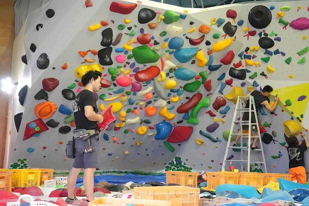 小山田大のインスタグラム：「先週末は豊田のイボルブジムに二日間セットに入りました。 良い課題が沢山出来たと思います。 是非登りに行ってみてください！  #クライミング#ボルダリング #イボルブ#イボルブジャパン #イボルブファクトリー #イボルブ試し履き会 #リソールイボルブ #ボルダリング男子 #ボルダリング女子 #ボルダリングキッズ #climbing#bouldering #evolv#evolv_japan #evolvfactory #evolv_resole #alwaysevolv #zenist #ゼニスト#」