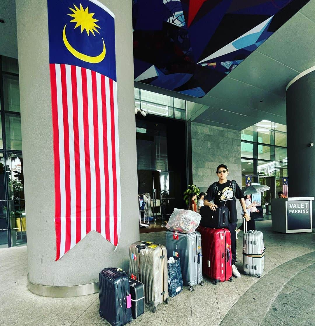 花園直道さんのインスタグラム写真 - (花園直道Instagram)「さて、日本帰りまーーす🇲🇾✈️ 明後日は名古屋へ！4年ぶりにキャンペーンを行います⤴︎ 是非いらしてください😊  10/4発売新曲「キトアイラク」 発売記念キャンペーン〔日程・会場〕  ■8/24(木)15:30～ 〈愛知〉 Yストアヨシヅヤ西春店 4F特設会場 ■8/24(木)18:30～〈愛知〉 JOY SOUND 金山店 (濃尾商会)  #japanexpomalaysia2023  #malaysia #kl #japan  #naomichihanazono #花園直道  #名古屋  #新曲　#キトアイラク」8月22日 12時22分 - naomichi0819