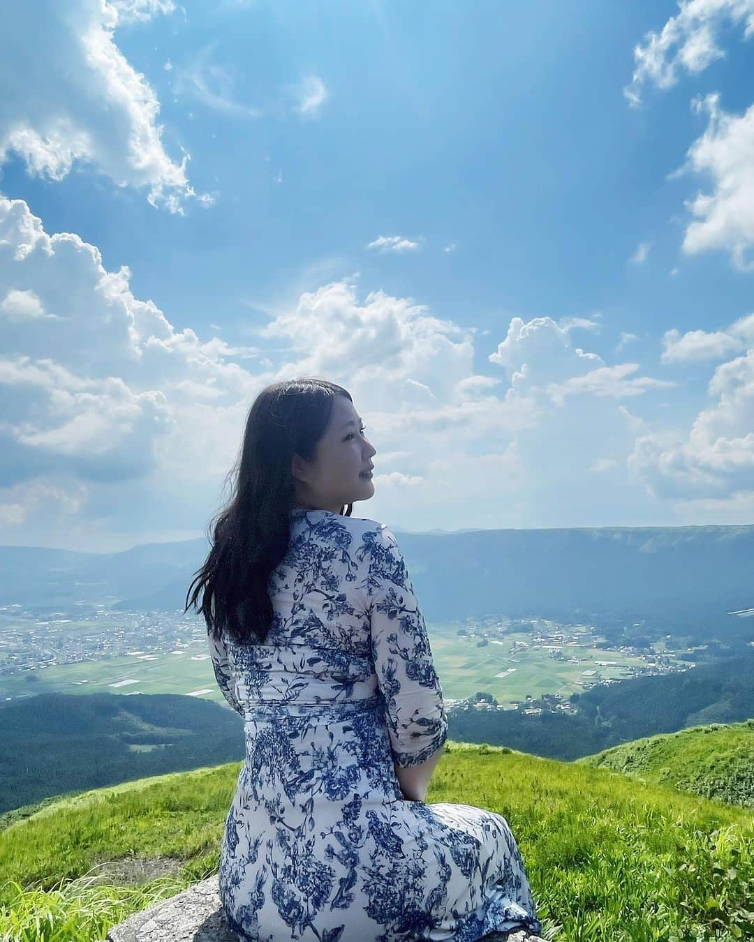 春野ゆりかのインスタグラム：「大観峰⛰✨ 世界一のカルデラを堪能❣️ 阿蘇に来るとパワー貰える💕 阿蘇神社も初めて行ってお参りしてジャージーミルクソフトたべたよ✨🍦」