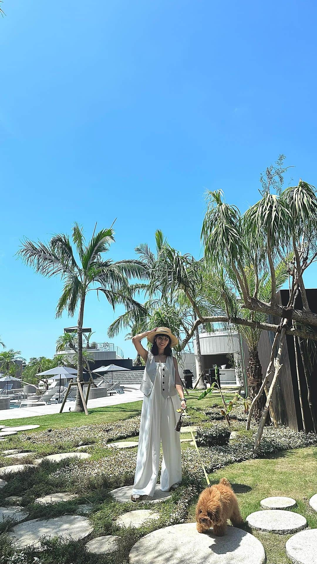 Hana4のインスタグラム：「@botanicalpoolclub 🏝️ I can't believe it where we are in Japan🇯🇵  8/25にオープンする千葉のホテルへ @_peace_official_ くんと一足お先に行かせていただきました🥺 今回は行きは電車 帰りは高速バスで… (結果は高速バスが優秀👏)  ホテルに着いた瞬間日本ではない景色が広がってた🥺 リールを最後まで見てくれたらわかるけど  ☑️1泊2日でも海外気分になれる最高のロケーション ☑️都会から1時間半くらい ☑️ワンちゃんとステイが出来る(部屋数に限りあり) ☑️プールが日本ではないクオリティ (夕陽の見える大人プールといつまでも入っていられるファミリープールあり) ☑️陽が差し込み気持ちの良いお部屋 ☑️館内全てどこを切り取ってもボタニカルで異国🌴  UPしたい写真や動画が渋滞してるので しばし #botanicalpoolclub の投稿にお付き合いください😋  予約はもうスタートしてるからハイライトのストーリーズからチェックしてみてねー💻  寒くなってもプールは温水になるし サウナも二つあるし(上の投稿に載せるね😉) 身体をあたためられるよう火鍋や チーズフォンデュなどのお料理が楽しめるようになるみたい😋  前の投稿の我が家の写真でも分かるけど #ボタニカル 好きにはたまらない #ホテル だったわー🌵  最高の夏休みをありがとうございました🥺🌴 @yuumi_seimiya @zettoninaken  #chiba #hotellovers #千葉 #犬と泊まれるホテル ##Hana4trip」