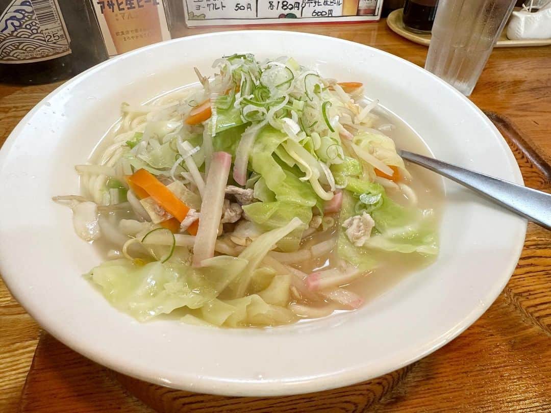 まえちゃんねるのインスタグラム：「今日のランチは、ちゃんぽん。塩気が絶妙で大変美味い😋アサリが沢山入ってのも嬉しい☺️  #ランチ #今日のランチ #ちゃんぽん #スリーレッグ」