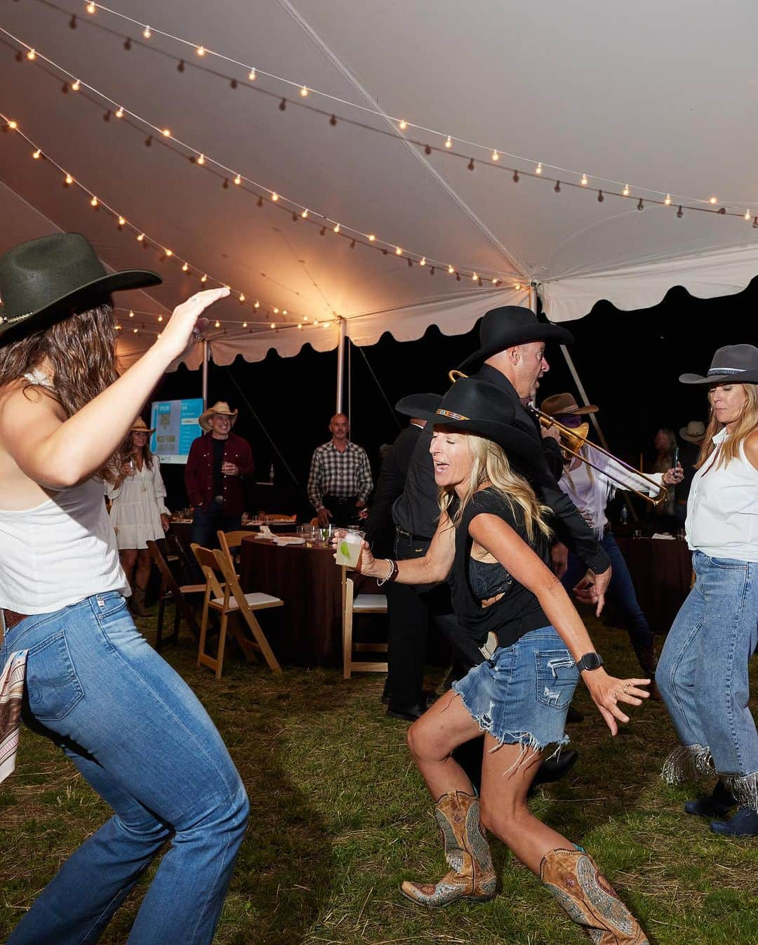 リンゼイ・ボンさんのインスタグラム写真 - (リンゼイ・ボンInstagram)「What an incredible night at our Wild Wild West themed annual gala, raising money for underserved girls. So proud of the whole team for rallying to create our biggest and most successful event yet! Thank you to our scholarship recipients for sharing your story, to our board, the volunteers, the Hunt family for hosting us, all of our sponsors, everyone who donated items for the auction  and to everyone who came and supported….THANK YOU!! 🙏🏻❤️ Cannot wait to share all of the amazing things you all have helped the next generation of girls achieve with your contribution!」8月22日 12時25分 - lindseyvonn