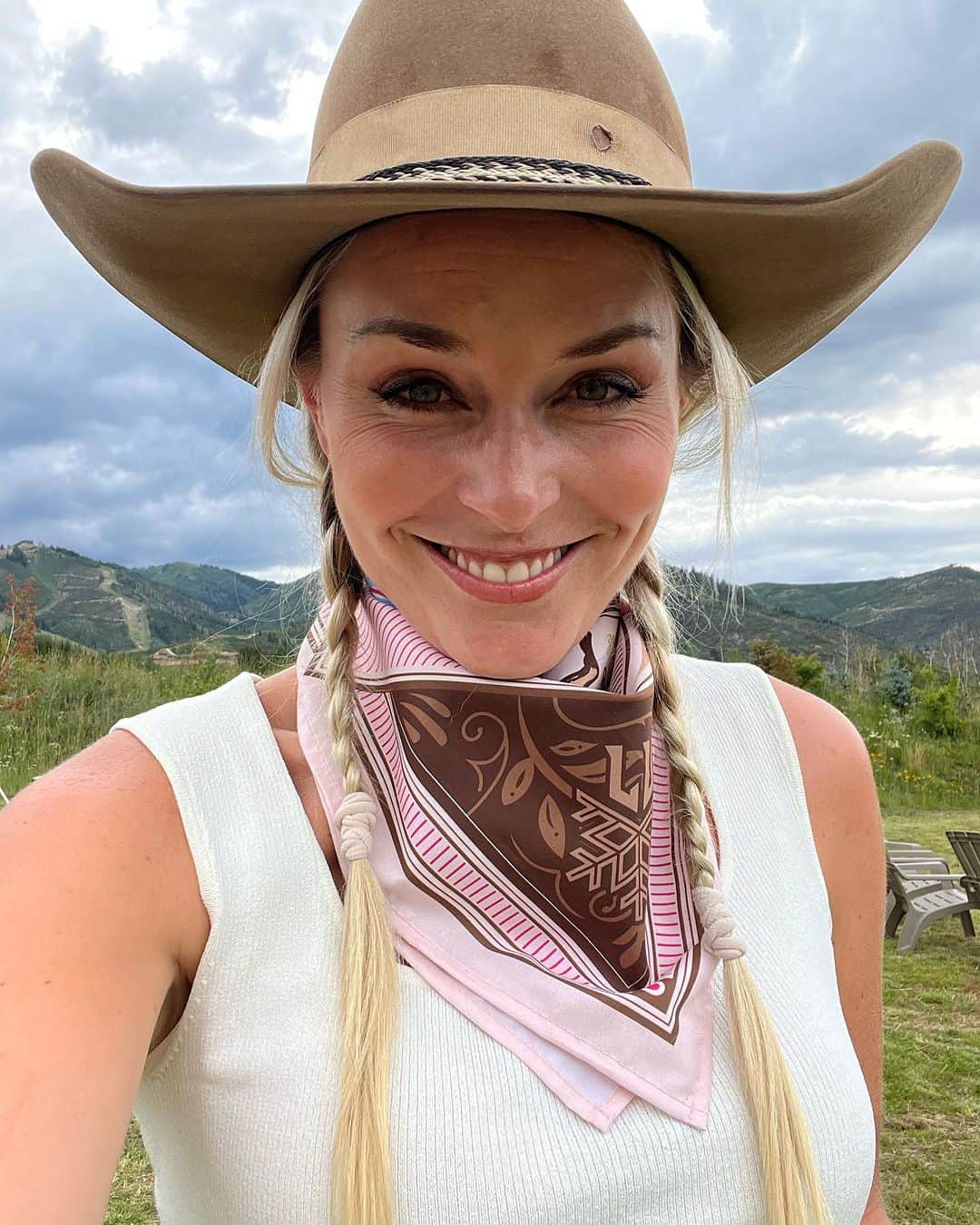リンゼイ・ボンのインスタグラム：「What an incredible night at our Wild Wild West themed annual gala, raising money for underserved girls. So proud of the whole team for rallying to create our biggest and most successful event yet! Thank you to our scholarship recipients for sharing your story, to our board, the volunteers, the Hunt family for hosting us, all of our sponsors, everyone who donated items for the auction  and to everyone who came and supported….THANK YOU!! 🙏🏻❤️ Cannot wait to share all of the amazing things you all have helped the next generation of girls achieve with your contribution!」