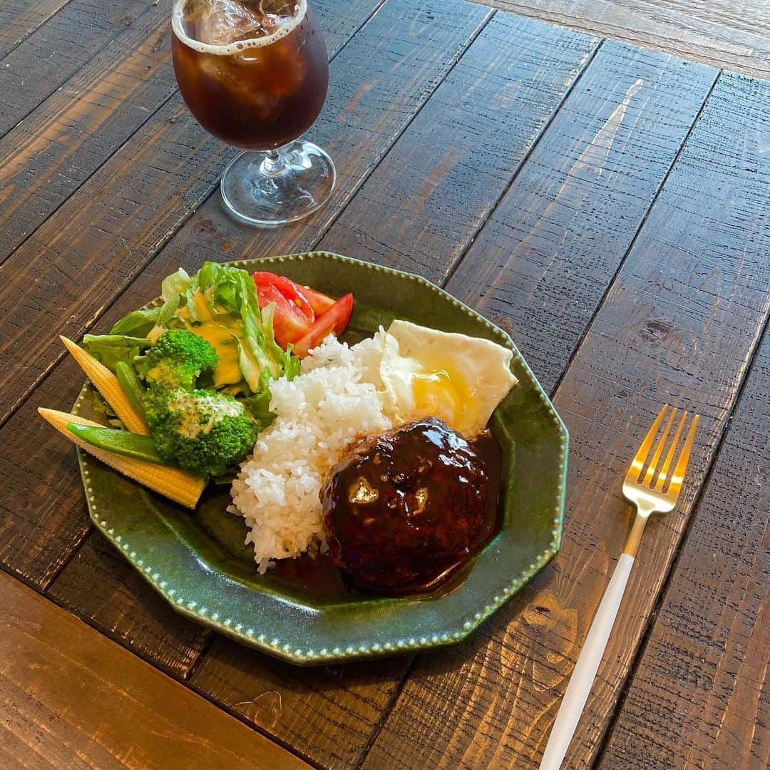 島谷ひとみのインスタグラム：「お昼ですよ〜🍴  今日の私のブランチです🍴  夏っぽくロコモコ風に🍳☀️  ワンプレートです。  やっぱりゆっくり家で食事とれるっていいなぁ。  そして、私が探しに探した最近どハマりしているドレッシング‼️  スジャータのコーンドレッシング🌽がビックリする程美味しいの‼️  オススメです♪  レタス一玉いけそうなくらい美味しいでーす！  まあ、今日はレタス一枚だけどw  あーもースジャータ様様だわ。  スジャータのコーンスープも世界一と思ってるからさw  美味しいコーンドレッシング探しまくってやっと出会いましたw  結構お店もこのドレッシング使ってるところ多いなぁ。  と、食べて思いました〜。  ちゃんちゃん。  さて！  おちごと。  #ハンバーグ #ロコモコ風 #丼にはなってないw #白米汚れるのあまり好きじゃ無い派 #卵が無着色なので色が無い #スジャータ #コーンドレッシング #私の豊かな暮らしごと #おうちごはん #島谷製作所 #島谷ひとみ」