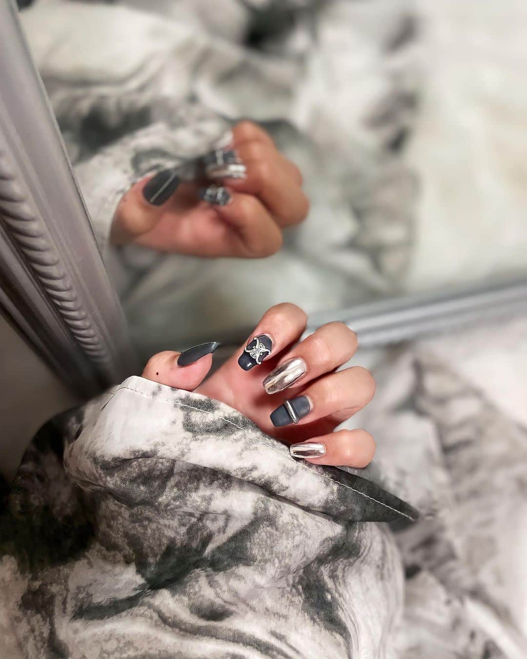 やなぎみさきのインスタグラム：「new nail ▶︎▶︎  @ss_nail_62   今回もかわいすぎる🤍⚡️⚡️  #クロムネイル#クロスネイル#ネイル #nail #ジェルネイル #ネイルデザイン #ネイルアート #シンプルネイル #newnail #nails #💅 #ミラーネイル #nailart #네일 #new #ワンカラー #nailstagram #大人ネイル」