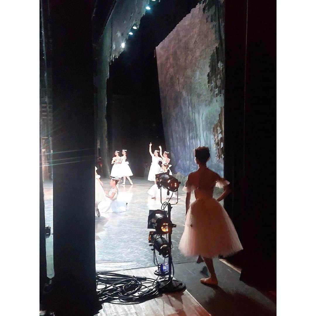 伊藤友季子さんのインスタグラム写真 - (伊藤友季子Instagram)「💠🦋✨ 8/20 Lilac Ballet House 発表会  “Midsummer Dream 2023” 皆様のおかげで無事に幕をおろすことができました！ 沢山の方にご来場いただき、応援いただき ありがとうございました🧚✨ 　 猛暑がつづく中でのリハーサル、体調管理も大変でしたが、生徒さん全員揃って舞台に立つことができて何より嬉しかったです。 それぞれの想いが詰まった舞台、皆さんの輝いている顔を見ることができて胸がいっぱいになりました。 準備を始めてから一年近く、私自身すごく濃厚な時間を過ごさせてもらい、皆さんにとっても学びと発見と成長の時間であったら嬉しいです。 また一生大切にしたい舞台が出来たこと、心から感謝いたします。 　 ゲストの先生方、熱いご指導と素晴らしい踊りで舞台に華を添えていただきありがとうございました。 舞台スタッフの皆様、私が思い描いているイメージを見事に形にしてくださってありがとうございます。 お手伝いくださった皆様、朝早くから遅くまで心強いサポートをありがとうございました。 ご家族の皆様、本番まで長い期間ご協力いただきありがとうございました。 ライラックスタッフのみんな、そばで支えてくれてありがとう。 関係者の皆様にこの場を借りてお礼申し上げます。 　 来年はスタジオ設立10周年になりますので、何か記念になるような企画ができればと思っています。 これからもライラック・バレエ・ハウスを温かく見守っていただけましたら幸いです🩰🌼 　 ほとんど写真を撮れなかったので、スタッフさんやカメラマンさんが撮ってくださった写真を ちょこちょこアップしていきます♫ 　 皆さま、本当にありがとうございました💛 これからもよろしくお願いいたします。 　 @lilacballethouse  　 ❶ニキヤを踊り終えたあと ❷ラ・シルフィード袖から出る瞬間 ❸カーテンコール 　 #lilacballethouse #ライラックバレエハウス #バレエ教室 #バレエ #バレリーナ #バレエダンサー #バレエスタジオ #トゥシューズ #バレエシューズ #バレエレッスン #子供バレエ #バレエクラス #大人バレエ #バレエ発表会 #ラバヤデール #ニキヤ #ラシルフィード #balletstudio #balletdancer #balletshoes #ballet #ballerina #dancer #balletpost #balletclass #balletshoes」8月22日 12時28分 - yukiko_xx