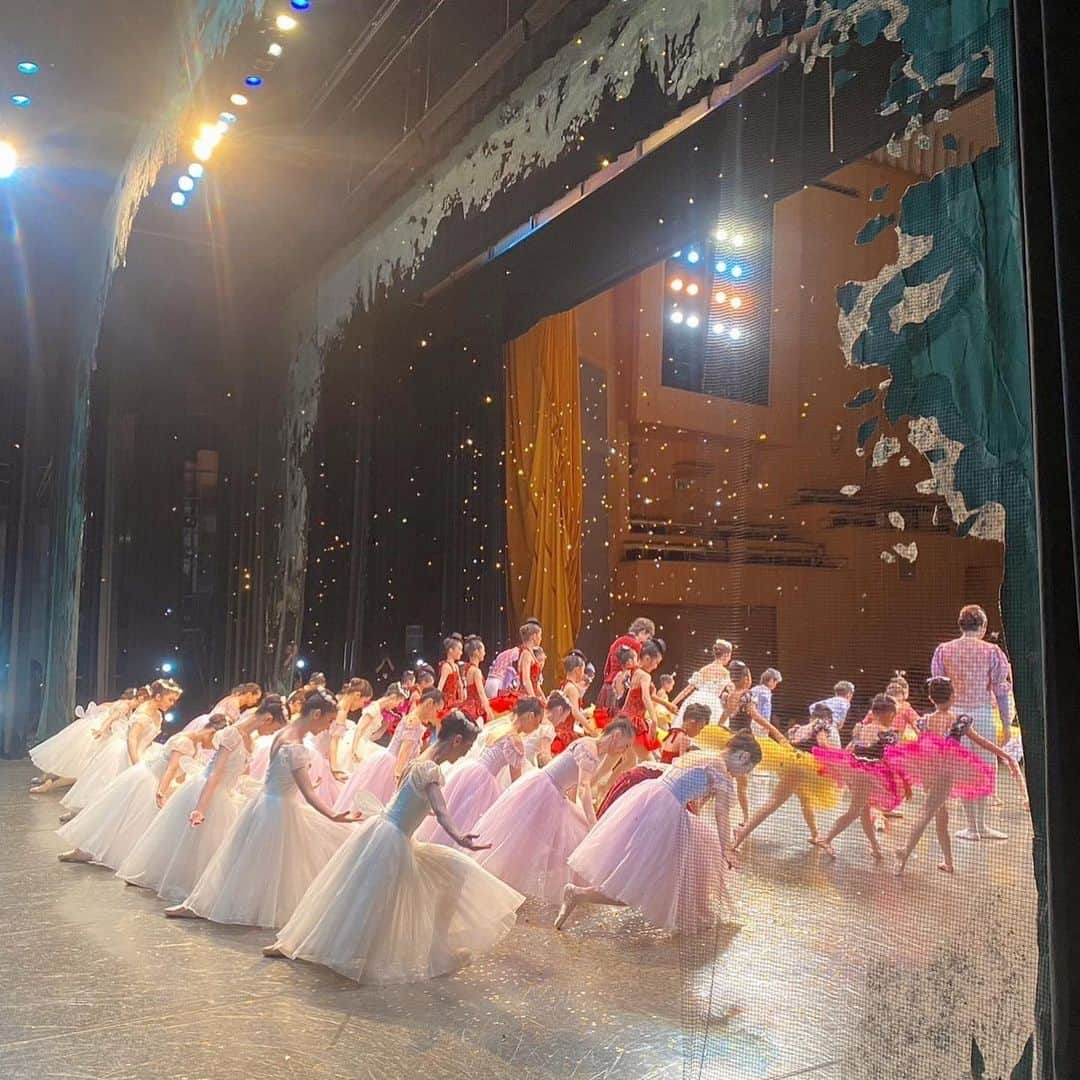 伊藤友季子さんのインスタグラム写真 - (伊藤友季子Instagram)「💠🦋✨ 8/20 Lilac Ballet House 発表会  “Midsummer Dream 2023” 皆様のおかげで無事に幕をおろすことができました！ 沢山の方にご来場いただき、応援いただき ありがとうございました🧚✨ 　 猛暑がつづく中でのリハーサル、体調管理も大変でしたが、生徒さん全員揃って舞台に立つことができて何より嬉しかったです。 それぞれの想いが詰まった舞台、皆さんの輝いている顔を見ることができて胸がいっぱいになりました。 準備を始めてから一年近く、私自身すごく濃厚な時間を過ごさせてもらい、皆さんにとっても学びと発見と成長の時間であったら嬉しいです。 また一生大切にしたい舞台が出来たこと、心から感謝いたします。 　 ゲストの先生方、熱いご指導と素晴らしい踊りで舞台に華を添えていただきありがとうございました。 舞台スタッフの皆様、私が思い描いているイメージを見事に形にしてくださってありがとうございます。 お手伝いくださった皆様、朝早くから遅くまで心強いサポートをありがとうございました。 ご家族の皆様、本番まで長い期間ご協力いただきありがとうございました。 ライラックスタッフのみんな、そばで支えてくれてありがとう。 関係者の皆様にこの場を借りてお礼申し上げます。 　 来年はスタジオ設立10周年になりますので、何か記念になるような企画ができればと思っています。 これからもライラック・バレエ・ハウスを温かく見守っていただけましたら幸いです🩰🌼 　 ほとんど写真を撮れなかったので、スタッフさんやカメラマンさんが撮ってくださった写真を ちょこちょこアップしていきます♫ 　 皆さま、本当にありがとうございました💛 これからもよろしくお願いいたします。 　 @lilacballethouse  　 ❶ニキヤを踊り終えたあと ❷ラ・シルフィード袖から出る瞬間 ❸カーテンコール 　 #lilacballethouse #ライラックバレエハウス #バレエ教室 #バレエ #バレリーナ #バレエダンサー #バレエスタジオ #トゥシューズ #バレエシューズ #バレエレッスン #子供バレエ #バレエクラス #大人バレエ #バレエ発表会 #ラバヤデール #ニキヤ #ラシルフィード #balletstudio #balletdancer #balletshoes #ballet #ballerina #dancer #balletpost #balletclass #balletshoes」8月22日 12時28分 - yukiko_xx