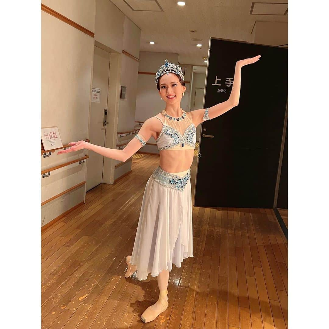 伊藤友季子さんのインスタグラム写真 - (伊藤友季子Instagram)「💠🦋✨ 8/20 Lilac Ballet House 発表会  “Midsummer Dream 2023” 皆様のおかげで無事に幕をおろすことができました！ 沢山の方にご来場いただき、応援いただき ありがとうございました🧚✨ 　 猛暑がつづく中でのリハーサル、体調管理も大変でしたが、生徒さん全員揃って舞台に立つことができて何より嬉しかったです。 それぞれの想いが詰まった舞台、皆さんの輝いている顔を見ることができて胸がいっぱいになりました。 準備を始めてから一年近く、私自身すごく濃厚な時間を過ごさせてもらい、皆さんにとっても学びと発見と成長の時間であったら嬉しいです。 また一生大切にしたい舞台が出来たこと、心から感謝いたします。 　 ゲストの先生方、熱いご指導と素晴らしい踊りで舞台に華を添えていただきありがとうございました。 舞台スタッフの皆様、私が思い描いているイメージを見事に形にしてくださってありがとうございます。 お手伝いくださった皆様、朝早くから遅くまで心強いサポートをありがとうございました。 ご家族の皆様、本番まで長い期間ご協力いただきありがとうございました。 ライラックスタッフのみんな、そばで支えてくれてありがとう。 関係者の皆様にこの場を借りてお礼申し上げます。 　 来年はスタジオ設立10周年になりますので、何か記念になるような企画ができればと思っています。 これからもライラック・バレエ・ハウスを温かく見守っていただけましたら幸いです🩰🌼 　 ほとんど写真を撮れなかったので、スタッフさんやカメラマンさんが撮ってくださった写真を ちょこちょこアップしていきます♫ 　 皆さま、本当にありがとうございました💛 これからもよろしくお願いいたします。 　 @lilacballethouse  　 ❶ニキヤを踊り終えたあと ❷ラ・シルフィード袖から出る瞬間 ❸カーテンコール 　 #lilacballethouse #ライラックバレエハウス #バレエ教室 #バレエ #バレリーナ #バレエダンサー #バレエスタジオ #トゥシューズ #バレエシューズ #バレエレッスン #子供バレエ #バレエクラス #大人バレエ #バレエ発表会 #ラバヤデール #ニキヤ #ラシルフィード #balletstudio #balletdancer #balletshoes #ballet #ballerina #dancer #balletpost #balletclass #balletshoes」8月22日 12時28分 - yukiko_xx