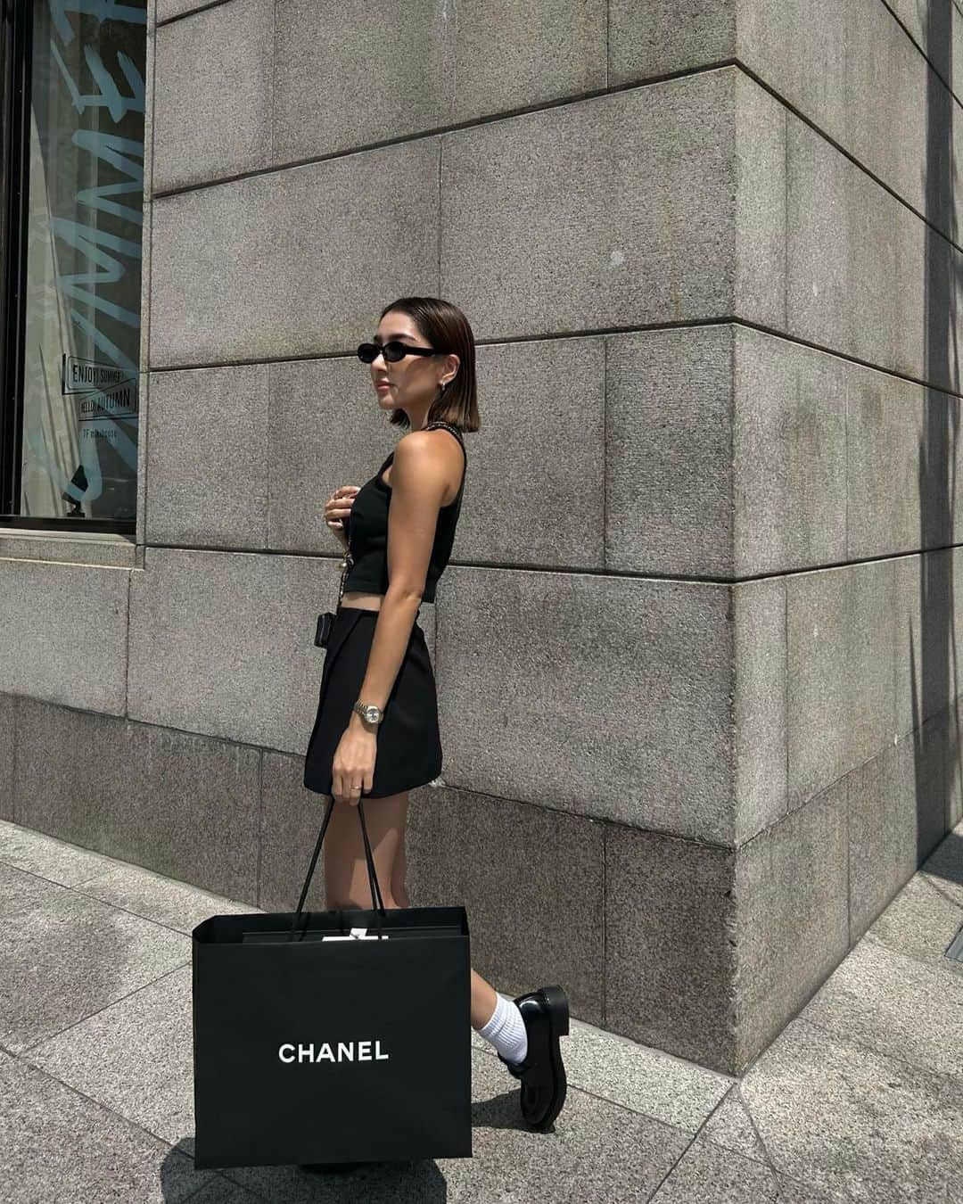 HARUEのインスタグラム：「久しぶりに🖤  相方さんとお買い物デート👽  CHANEL22 small black×gold  #chanel」