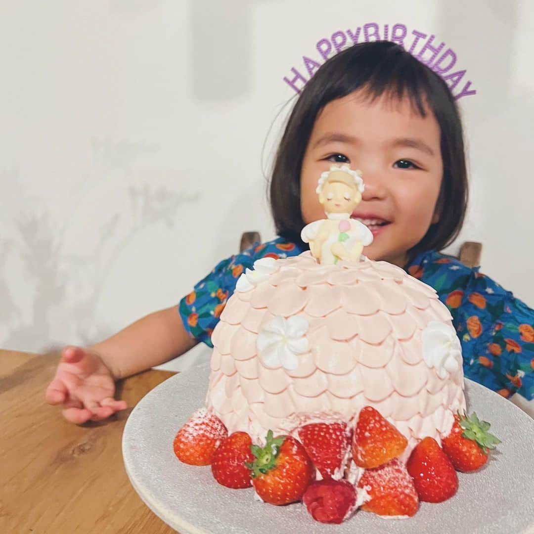 石野千尋さんのインスタグラム写真 - (石野千尋Instagram)「Happy 4th Birthday 🎂  Live, Love, Laugh and be Happy ♡ ♡ ♡  4歳になりました！たくさん笑ってハッピーな毎日を過ごしてね🥰生まれてきてくれてありがとう。  母ちゃん仕事が忙しすぎる時期だったので当日は何もできず…ご近所の @noconocoyuki ちゃんが全部用意してくれました🩵娘にとっても家族のようなユキ母さんさすが🥹  とりあえず撮影後にプリンセスのケーキだけは買えたけど🍰むすめが好きなごはんと、ゲームやプレゼントまで用意してくれました。パパが描いた今年の背景は、満開の紫陽花だよ🪻  いつの間にかしっかり者のお姉さんに！弟の面倒も本当によく見てくれます。母ちゃんのフォローもいつもありがとう💜これからも色んなところに一緒に行こうね✈️  #4thbirthday #birthdayparty #birthday #cake #princesscake #birthdayidea #decolation #interiordesign #4歳 #4歳誕生日 #誕生日会 #プリンセスケーキ」8月22日 12時48分 - chihiroishino