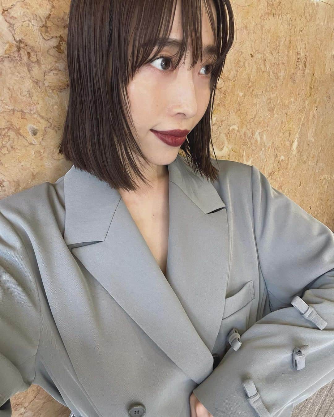 山内一世のインスタグラム：「_ 髪色を明るくしてから(次回はもう少しトーンup予定🦦) 服の見え方も合わせ方もがらっと変わって楽しい。  RIBBON OVERSIZED JACKETをきゅっとRANDOM CHAIN BELTで締めるの好きやなあ🩺(デコルテはすっきり見せて) それに万能RIB HEM SWEAT PANTS🤍  23FW PRE ORDERへ連日たくさんのご予約をいただき、 誠に有難うございます❣️ 今週日曜日までたっぷり受注期間をとっているので、 是非ご覧ください😌  __'23aw collection schedule____  ▪︎23FW PRE ORDER 8/19(sat.)12:00-8/27(sun.)23:59  ▪︎23FW POPUP STORE/ OSAKA 9/9(sat.)-9/11(mon.) 11:00-19:00 ▪︎23FW POPUP STORE/ TOKYO 9/23(sat.)-9/25(mon.) 11:00-19:00(※最終日は16:00まで)  #meer_23aw」