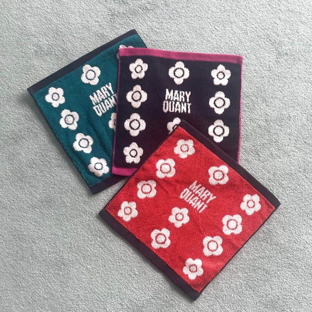 MARY QUANT officialのインスタグラム：「- 5弁と4弁のデイジーを組み合わせた レトロムードなデザインのミニタオル - #4ペタルレトロミニタオル - 9/3 (Sun)まで！ オンラインショップ限定 #クレンジングリキッド (ミニボトル)プレゼント中！ 期間中1回のお買いものに限り クリアランス商品を除き税込5,500円以上 ご注文いただいたお客様に 「クレンジングリキッド」のミニボトル(15mL)をプレゼント！ - #MARYQUANT #2023AUTUMN #NEWITEMS #FASHION - #マリークヮント #ミニタオル #タオル」