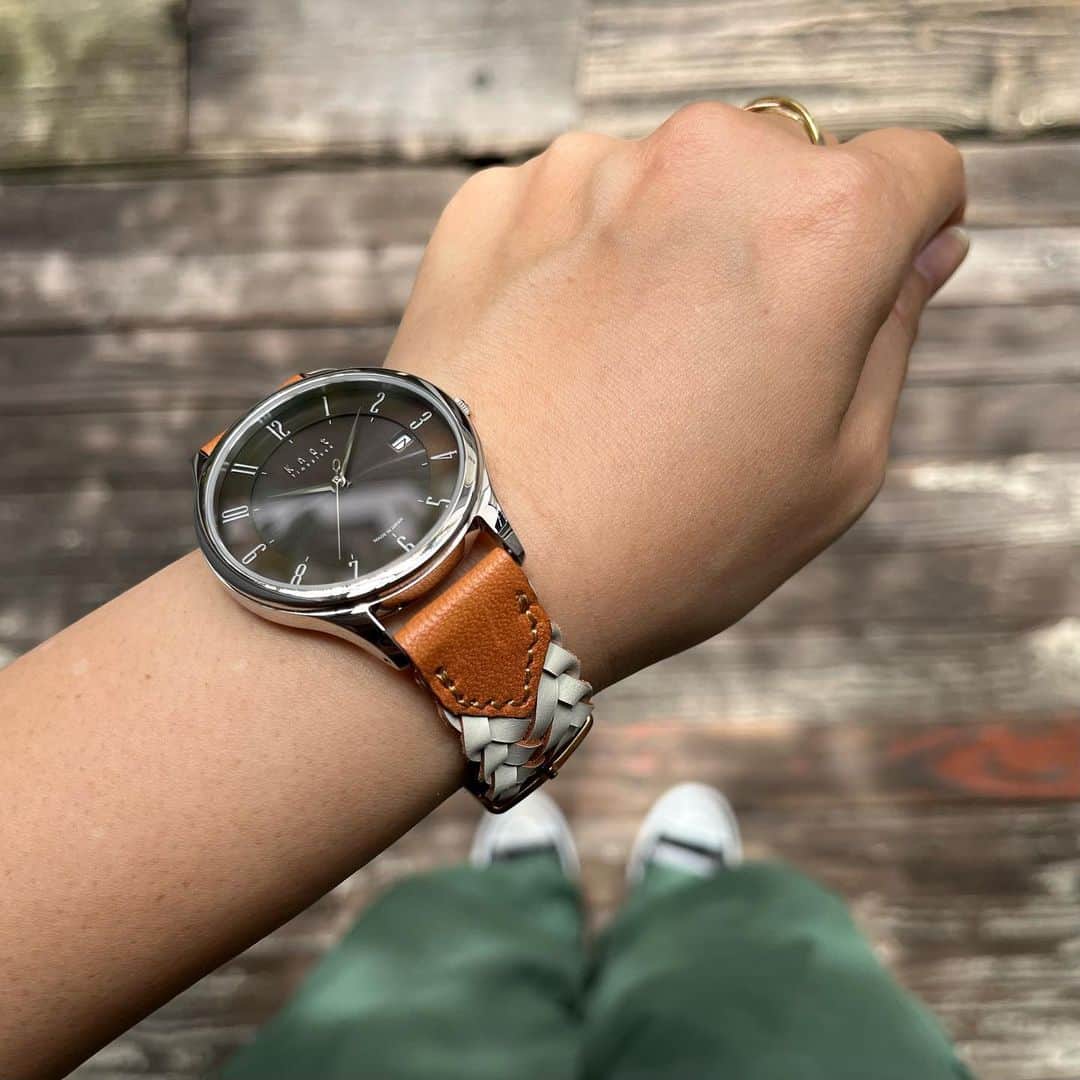 Maker's Watch Knotさんのインスタグラム写真 - (Maker's Watch KnotInstagram)「こんにちは！ 神戸元町ギャラリーショップの松村です⚓️  今月発売され好評頂いているクラシックソーラーモデル✨ アラビック数字の読みやすいインデックスデザインが好評です。  ビジネスシーンやフォーマルな装いにもフィットするデザインですが、ストラップを変えるとカジュアルな雰囲気にもマッチして気に入っています♪  カラーバリエーションも豊富なので、ぜひお気に入りの組み合わせを見つけて頂きたいと思います。  ギャラリーショップでは 8月31日まで　“ソーラーウォッチフェア ”を開催しています。 対象商品1000円OFFクーポンを配布中です WEBページもぜひチェックしてください📝  皆様のご来店、心よりお待ちしております。  時計：クラシックソーラーアラビック（CS-38ASVCG） ストラップ：栃木レザーメッシュ（MT2-18WHOK） バックル：シルバー（EB-18SV）  #knotwatch #watch #wristwatch #japan #madeinjapan #時計#腕時計#国産時計#カスタムオーダー#神戸元町 #三宮#kobemotomachi #sannomiya #손목시계 #맞춤형 #오모테산도 #手表#定制」8月22日 13時03分 - makers_watch_knot