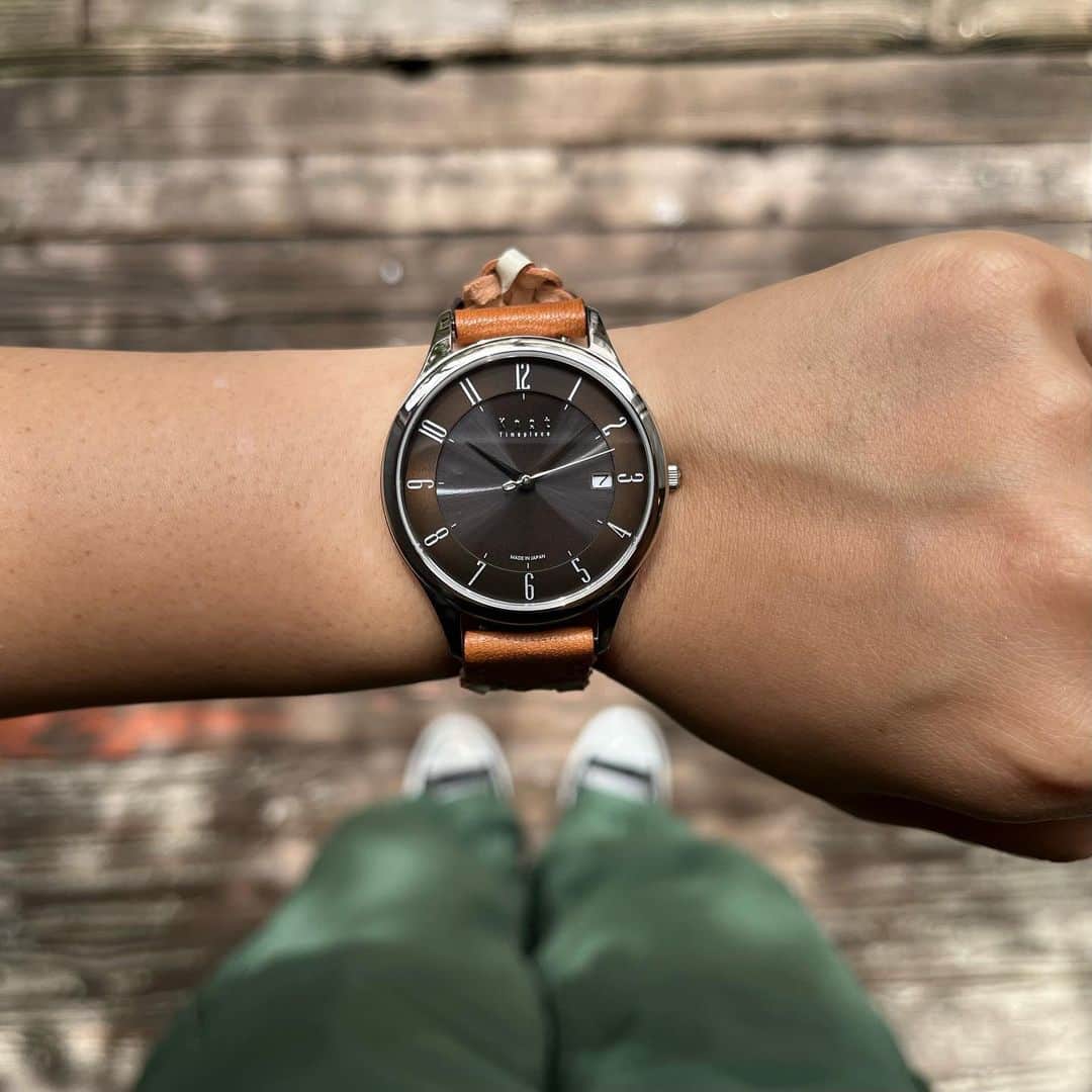 Maker's Watch Knotのインスタグラム：「こんにちは！ 神戸元町ギャラリーショップの松村です⚓️  今月発売され好評頂いているクラシックソーラーモデル✨ アラビック数字の読みやすいインデックスデザインが好評です。  ビジネスシーンやフォーマルな装いにもフィットするデザインですが、ストラップを変えるとカジュアルな雰囲気にもマッチして気に入っています♪  カラーバリエーションも豊富なので、ぜひお気に入りの組み合わせを見つけて頂きたいと思います。  ギャラリーショップでは 8月31日まで　“ソーラーウォッチフェア ”を開催しています。 対象商品1000円OFFクーポンを配布中です WEBページもぜひチェックしてください📝  皆様のご来店、心よりお待ちしております。  時計：クラシックソーラーアラビック（CS-38ASVCG） ストラップ：栃木レザーメッシュ（MT2-18WHOK） バックル：シルバー（EB-18SV）  #knotwatch #watch #wristwatch #japan #madeinjapan #時計#腕時計#国産時計#カスタムオーダー#神戸元町 #三宮#kobemotomachi #sannomiya #손목시계 #맞춤형 #오모테산도 #手表#定制」