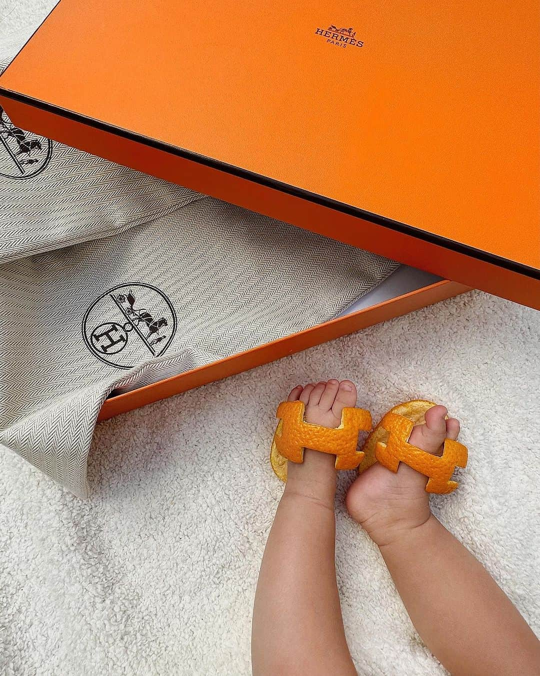 ソンイのインスタグラム：「My first shoes...？🍊  きゃわわわな靴を作ってみた🥹🍊 初めて歩くのはいつになるかな👶🏻  そして最近のHERMES購入品🍊🧡  #HERMES #ベビーフルーツ #🍊 #ファーストシューズ」