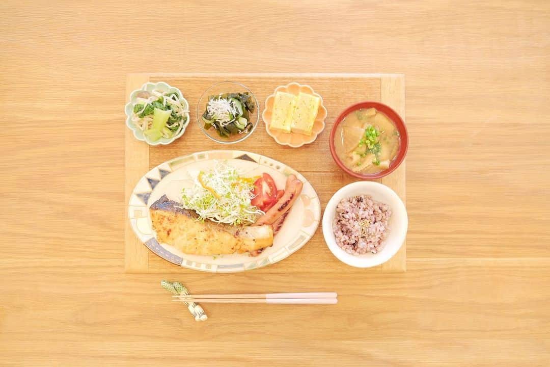 のインスタグラム：「*** 昨日のごはんでした。  サケのバター醤油焼き 懐かしのロングシャウエッセン キャベ千サラダ、トマト 青梗菜ともやしのナムル風 きゅうりとワカメとじゃこの酢の物 明太だし巻きたまご 大根とお揚げのおみそ汁 雑穀米  ちょっとお出かけすると 今までの何倍も疲れるし 回復が遅くて歳感じます。笑 という事でもりもり食べた日。」