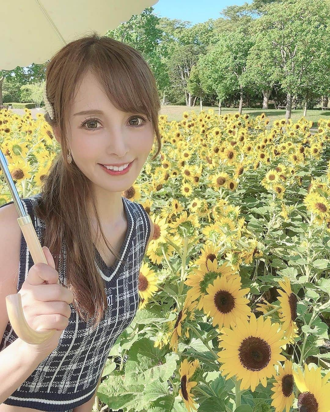 葵井えりかのインスタグラム：「向日葵撮影🌻暑いけどサマーニットが好き💛  #🌻 #portrait #darich #汗っかき#サマーニット#fashion  #instagood」