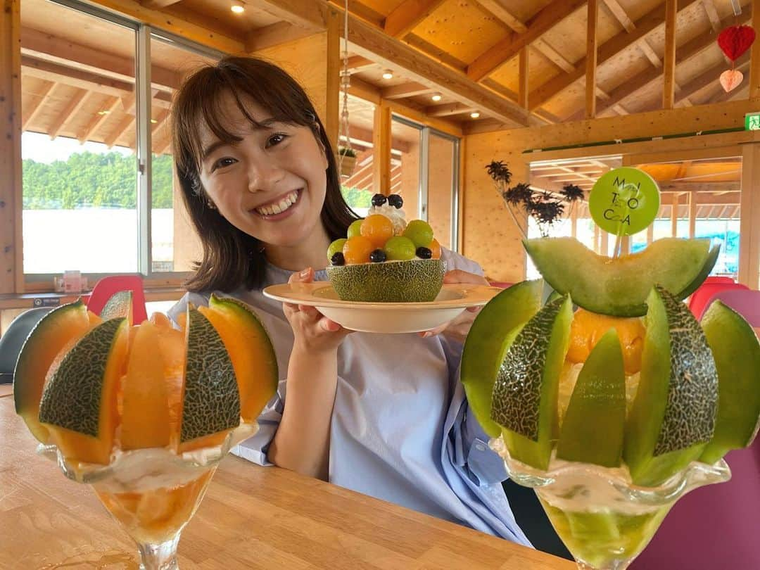 小松﨑花菜さんのインスタグラム写真 - (小松﨑花菜Instagram)「・ 今朝は岐阜県山県市にある 「体験農園みとか」からお伝えしました🍈  メロンパフェ、美味しかったな〜😋 果汁たっぷりでした♡ 　 そして！中継に遊びに来てくれた子どもたちが元気で元気で元気で。パワーをたっぷりもらいました🌞 ウルフィとも仲良くしてくれてありがとう🙏  #岐阜 #山県市 #体験農園みとか #メロンパフェ #ぶどう狩り #夏休み #ドデスカ #生マチQ #アナウンサー #小松﨑花菜」8月22日 13時16分 - hana_komatsuzaki